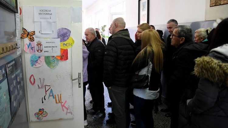 Serbians line up to vote in Raska