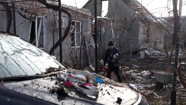 Residente local limpa detritos no pátio de sua casa como resultado de um ataque de drone em Tairove, região de Odessa, em 17 de dezembro de 2023. (Foto de Anatolii STEPANOV / AFP)