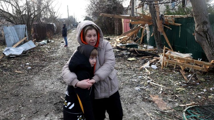 Mieszkańcy patrzący na zniszczenia spowodowane przez rosyjskiego drona w Tajirowem pod Odessą, 17 grudnia 2023 r.