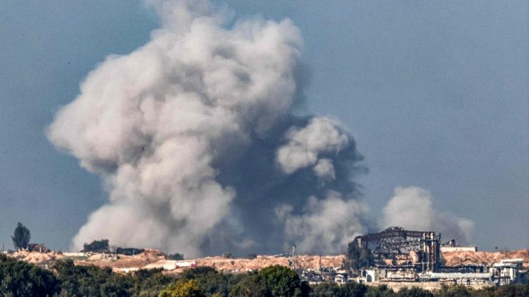 Kouř nad bombardovanou Gazou