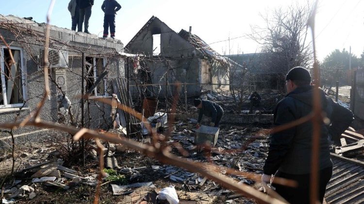 Habitação atingida por drone russo em Talrove, região de Odessa, em 17 de dezembro de 2023. (Photo by Anatolli Stepanov/AFP)