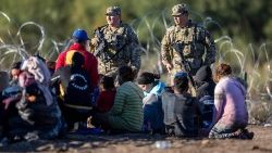 Migrantes detenidos en la frontera entre México y Estados Unidos (Getty Images 2023)