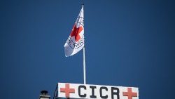 Une photo prise le 11 septembre 2023, montre un drapeau au sommet du siège du Comité international de la Croix-Rouge (CICR). 