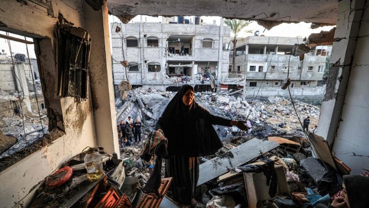 Palestina no prédio destruído do jornalista Adel Zorob, morto durante a noite em um bombardeio israelense, em Rafah, no sul da Faixa de Gaza, em 19 de dezembro. (Photo by MAHMUD HAMS / AFP)