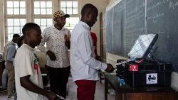Des électeurs dans un bureau de vote, lors du scrutin du 20 décembre 2023 en République démocratique du Congo. 