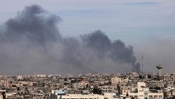 Una imagen tomada desde Rafah muestra humo sobre Jan Yunis, en el sur de la Franja de Gaza, durante un bombardeo israelí el 20 de diciembre de 2023.