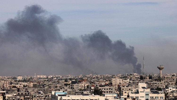 Una imagen tomada desde Rafah muestra humo sobre Jan Yunis, en el sur de la Franja de Gaza, durante un bombardeo israelí el 20 de diciembre de 2023.