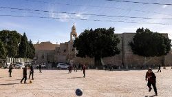 Palästinensische Kinder spielen auf dem Krippenplatz in Bethlehem