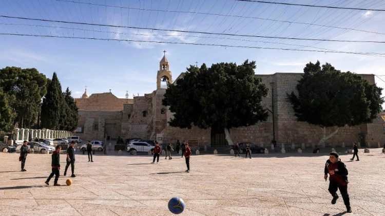 Palästinensische Kinder spielen auf dem Krippenplatz in Bethlehem