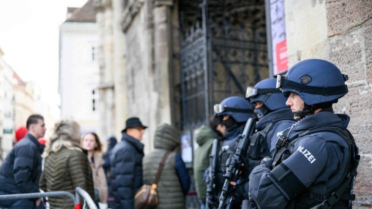 Polizisten vor dem Stephansdom in Wien