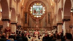Le cardinal Pizzaballa, dans l'église de la Nativité à Bethléem, le dimanche 24 décembre 2023. 