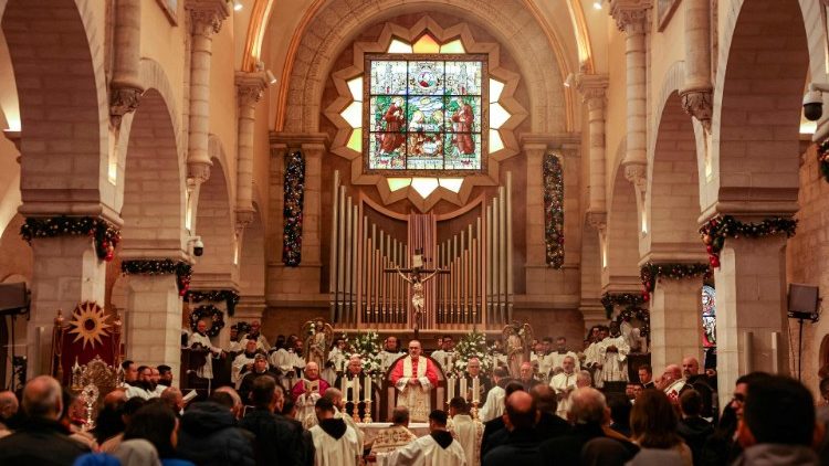 Le cardinal Pizzaballa, dans l'église de la Nativité à Bethléem, le dimanche 24 décembre 2023. 