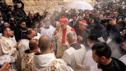 Patriarhul latin de Ierusalim, cardinalul Pierbattista Pizzaballa, și cardinalul elemozinier Konrad Krajewski, la Sfânta Liturghie din biserica "Sfânta Ecaterina", aflată foarte aproape de bazilica Nașterii Domnului, din Betleem
