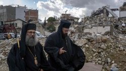 Księża prawosławni idący na liturgię do zniszczonego w wyniku trzęsienia ziemi w lutym kościoła w Hatayu, 24 grudnia 2023 r.