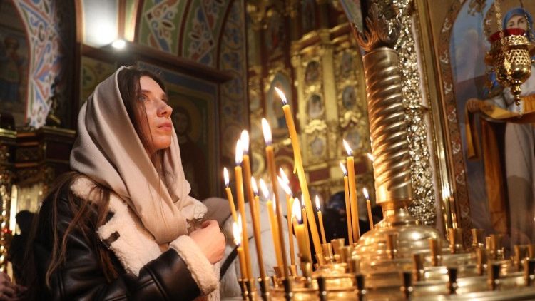 기도를 바치고 있는 우크라이나 신자들