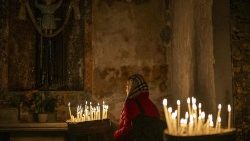 Wierna modląca się podczas Pasterki w katolickim kościele w Stambule, 24 grudnia 2023 r.