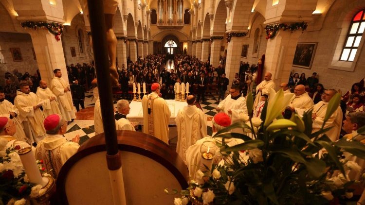 Patriarca Latino de Jerusalém Pierbattista Pizzaballa preside Santa Missa na Igreja da Natividade, em Belém, em 25/12/2023. (Photo by AFP/Hazem Bader)