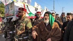 Milizie sciite in Iraq che portano la bara di un ufficiale iraniano colpito dai raid Usa