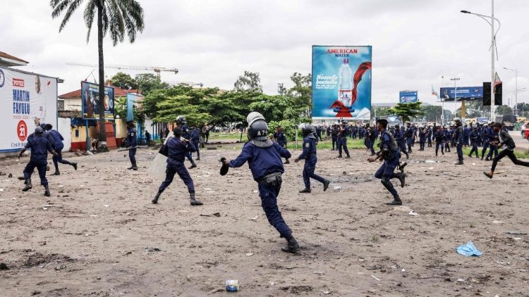 Policiais da República Democrática do Congo (RDC) perseguem apoiantes do líder da oposição Martin Fayulu durante uma manifestação em Kinshasa, em 27 de dezembro de 2023. Photo by John Wessels / AFP)