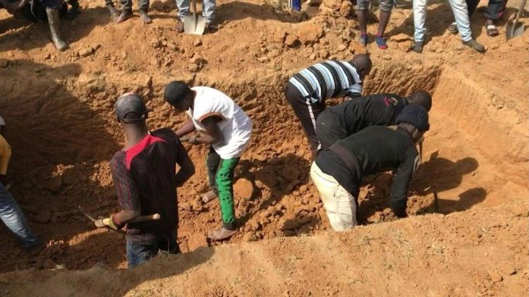 Les habitants des villages attaquées creusent des tombes pour les plus de 200 morts. 