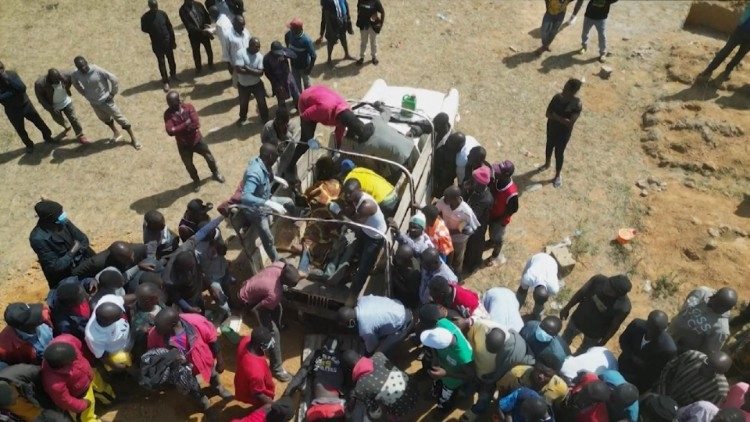 Nigerianische Familien beerdigen ihre Angehörigen in Massengräbern nach tödlichen Angriffen durch bewaffnete Gruppen