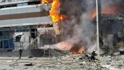 Dnipro (Ucrânia). Prédios em chamas após o grande ataque russo em 29 de dezembro de 2023. (AFP)