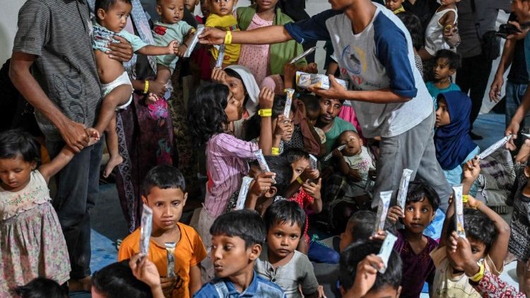 Un gruppo di sfollati del Myanmar in Bangladesh