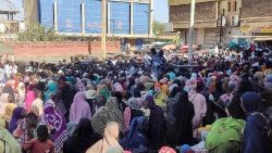 Displaced Sudanese from Khartoum and al-Jazira states queue to receive aid