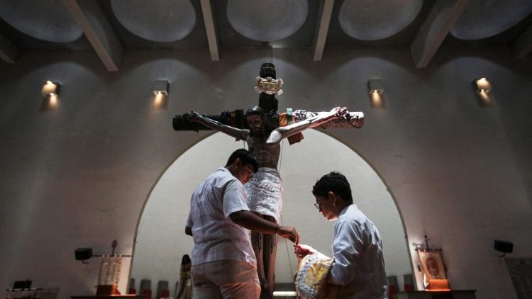 Catedral de Manágua, jovens preparam procissão da Sexta-feira Santa em 7 de abril de 2023 (Photo by AFP/Oswaldo Rivas)