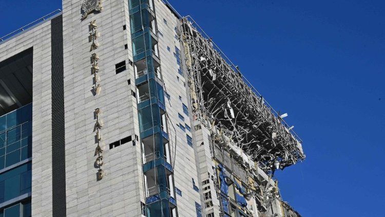Esta fotografia mostra uma vista do hotel Kharkiv Palace em 31 de dezembro de 2023, que foi danificado na noite anterior por um ataque de míssil russo, em Kharkiv. (Foto de SERGEY BOBOK/AFP)