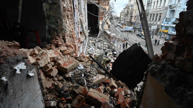 Esta fotografia tirada em 31 de dezembro de 2023 mostra um edifício fortemente danificado após um ataque matinal de drones russos em Kharkiv. (Foto de SERGEY BOBOK/AFP)