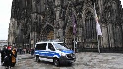 Polizei vor dem Kölner Dom (Foto vom 31.12.2023)