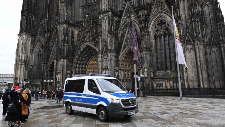 Polizeipräsenz vor dem Kölner Dom
