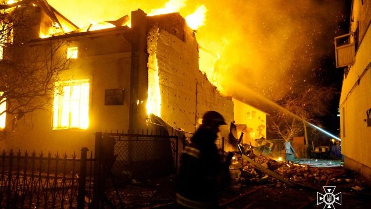 Bombeiros ucranianos apagando um incêndio no prédio do Museu Shukhevych após um ataque de drone em Bilogorshche, nos arredores de Lviv, Ucrânia em 1º de janeiro de 2024. (Foto do Serviço de Emergência Estadual da Ucrânia / AFP) 