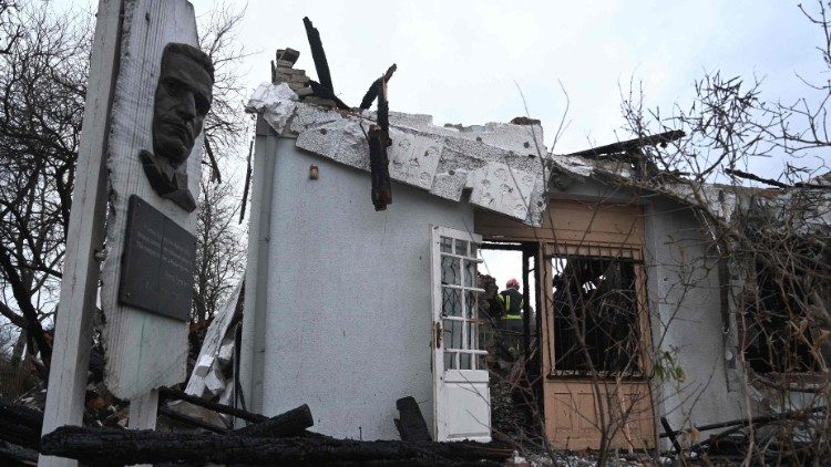 Bombeiros ucranianos inspecionam o prédio destruído do Museu Shukhevych após um ataque de drone em Bilogorshchethe, nos arredores de Lviv, em 1º de janeiro de 2024. (Photo by YURIY DYACHYSHYN / AFP)