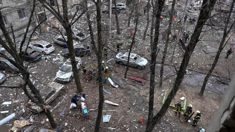 Esta fotografia tirada em 2 de janeiro de 2024 no centro de Kharkiv mostra equipes de resgate ucranianas trabalhando em uma área residencial danificada após um ataque com mísseis, em meio à invasão russa na Ucrânia. O presidente ucraniano, Volodymyr Zelensky, denunciou o "terror russo" em 2 de janeiro de 2023, quando novos ataques com mísseis em Kiev e Kharkiv mataram pelo menos quatro pessoas depois que Moscou intensificou sua campanha contra a Ucrânia. (Foto de SERGEY BOBOK/AFP)