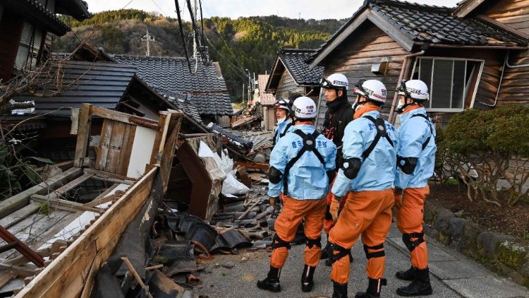 Equipes de resgate prestam assistência às vítimas atingidas pelo terremoto no Japão