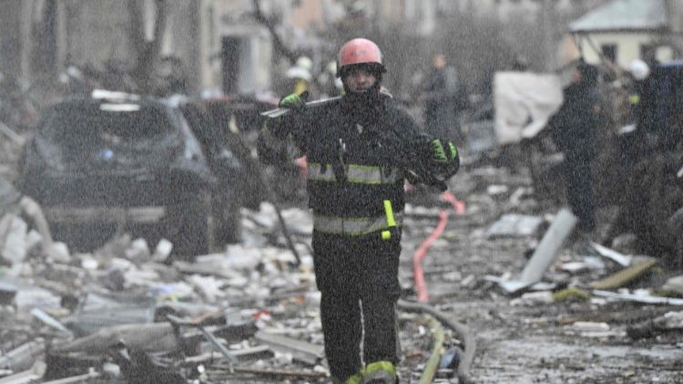 Um bombeiro trabalha em um prédio residencial de vários andares destruído por um ataque com mísseis no centro de Kiev, em 2 de janeiro de 2024,. (Photo by Genya SAVILOV / AFP)