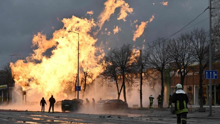 Bombeiros ucranianos combatem chamas após ataque russo em Kiev, em 2 de janeiro de 2024. (Photo by Genya Savilov/AFP)