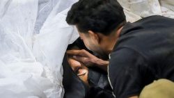 Muž truchlí nad obětí výbuchu v jihoíránském městě Kermán dne 3. ledna 2024 