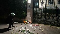 Ricordo delle vittime dell'attentato a Kerman, difronte l'Ambasciata iraniana di Parigi