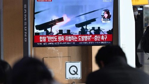 La Corea del Nord spara colpi di artiglieria, Seoul evacua due isole