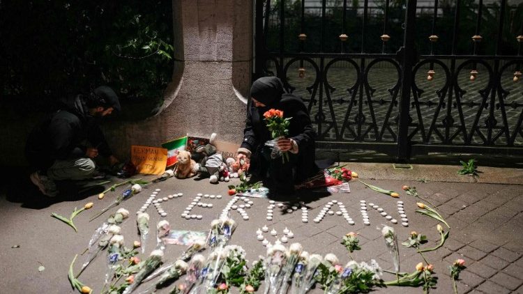 LJudi donose cvijeće u znak sjećanja na žrtve eksplozija u Kermanu