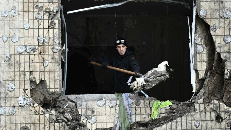  Residente em meio a detritos do seu apartamento, três dias após ataque russo com míssil em Kiev. (Photo by Genya Sasvilov/AFP)