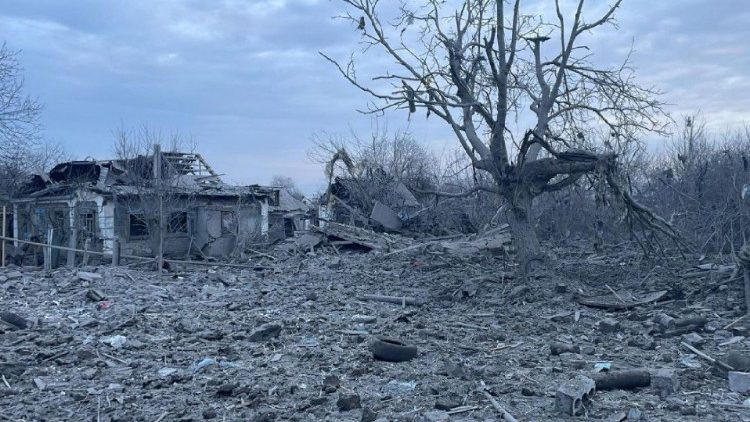 Esta fotografia publicada na conta oficial do Telegram do chefe da região de Donetsk, Vadim Filashkin, em 6 de janeiro de 2024, mostra uma casa particular destruída como resultado de um ataque com mísseis na cidade de Pokrovsk, região de Donetsk (Photo by Handout / Telegram / @VadimFilashkin_donoda / AFP) 