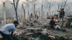 कॉक्स बाजार शरणार्थी शिविर में आग लगने से हुए नष्ट आश्रय स्थल