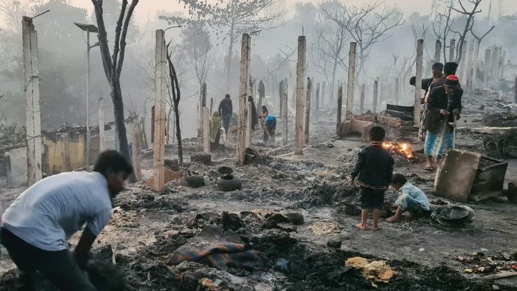 Пожарът, опустошил лагер на рохингите