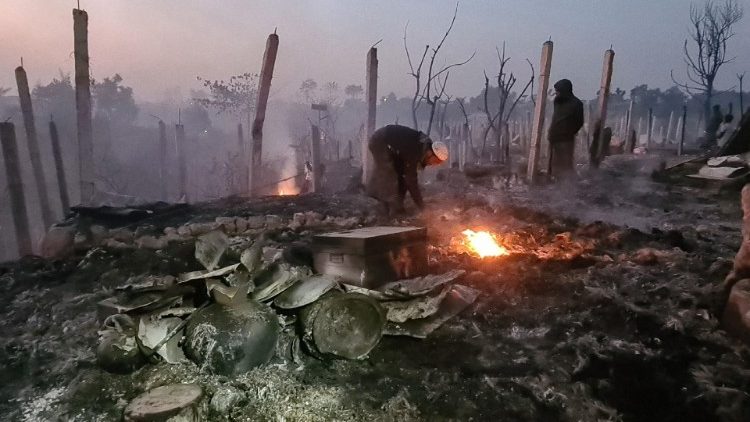 Il campo profughi Rohingya devastato dall'incendio