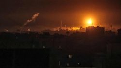 Ataques nocturnos del ejército israelí en Jan Yunis
