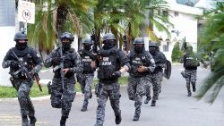 Einsatzkräfte im Kampf gegen Ausschreitungen in Guayaquil, Ecuador